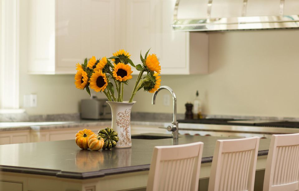 你家里的環(huán)境是太干燥還是太潮濕?除濕機(jī)控濕防潮